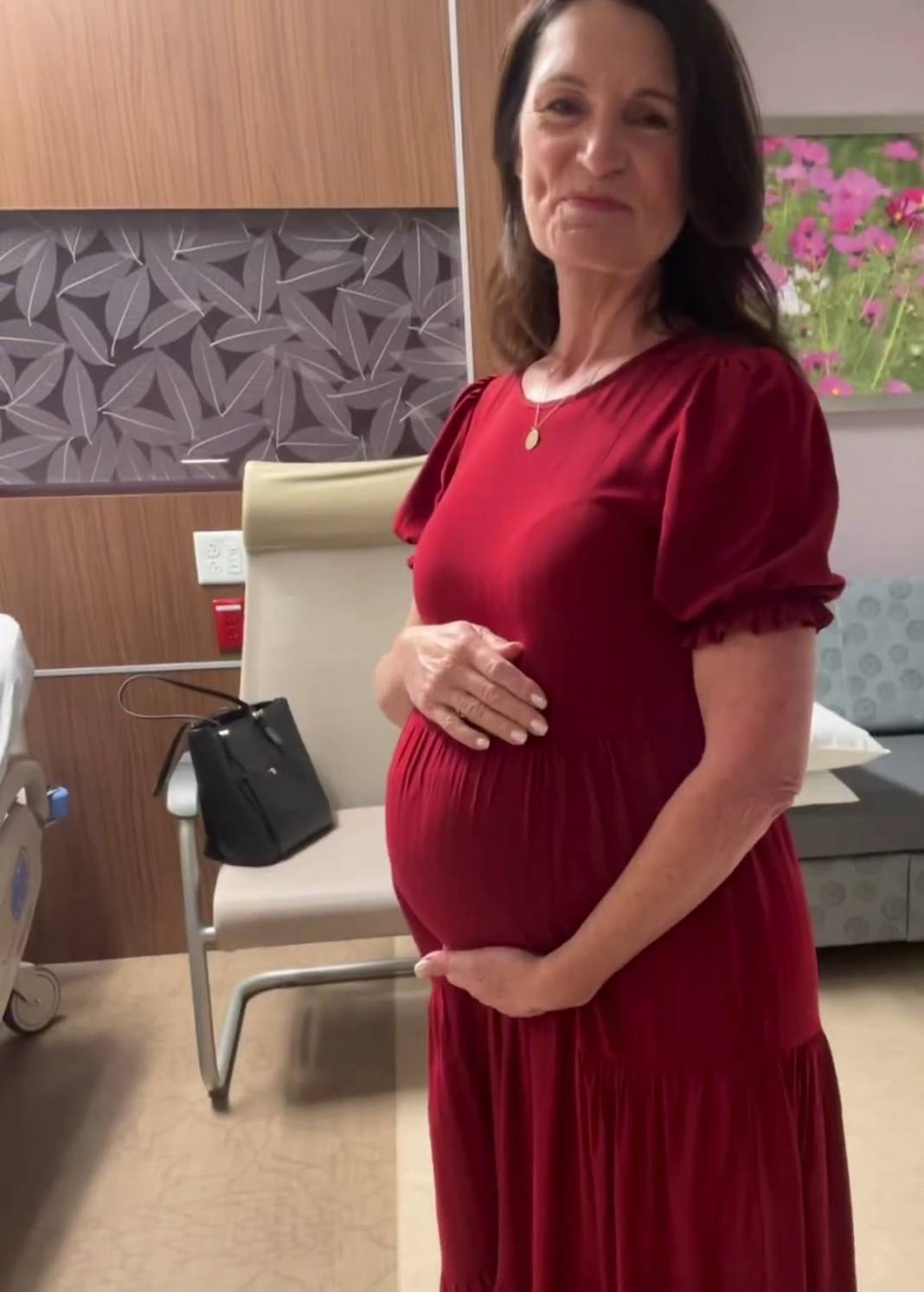 56 yaşındaki kadın, torununu doğurdu 1